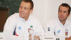 Tomáš Berdych (vlevo) a Radek Štěpánek budou moct stejně jako ostatní využít služeb jestřábího oka