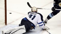 Gólman Winnipegu Ondřej Pavelec nezažil v NHL povedený zápas, dostal osm branek