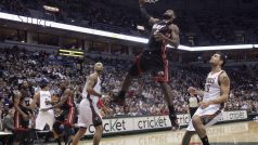 LeBron James (uprostřed v černém dresu) byl hlavním strůjcem vítězství Miami nad Milwaukee