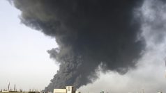 Sýrie. Hořící rafinerie ve městě Homs