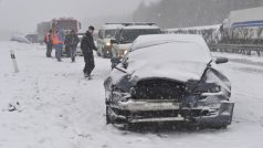 Série nehod zablokovala oboustranně komunikaci R35 mezi Olomoucí a Ostravou