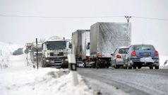 Sněhová nadílka zavinila desítky nehod po celém území ČR