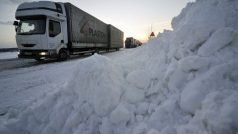 Zasněžené silnice na Vysočině stále dělají potíže hlavně kamionům
