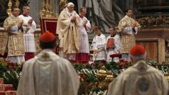 Papež Benedikt XVI. celebruje slavnostní mši v chrámu svatého Petra