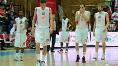 Basketbalisté Nymburka v Eurocupu (č. 12 Radek Nečas, č. 41 Andrew Naymick)