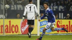 Fotbalový &#039;lovec&#039; ze Schalke Klaas-Jan Huntelaar oslavuje jeden ze svých gólů do sítě Wolfsburgu