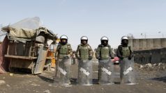 Afghánští policisté se snaží udržovat pořádek