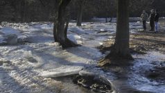 Nahromaděné kry v potoce rozlily Úterský potok ve vesničce Mydlovary na severním Plzeňsku