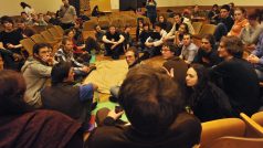 Studenti Univerzity Palackého v Olomouci se sešli v aule Filozofické fakulty k diskusím