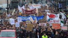 Studentská demonstrace přechází za asistence policie přes most k Úřadu vlády