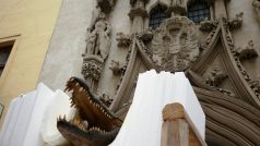Brněnský drak už asi zapomněl na krásu portálu věže, ve které sídlí