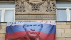 Příznivci Vladimira Putina vyvěsili vlajku z jeho portrétem z okna obytného domu v Moskvě