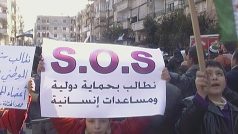 Demonstranti v Homsu s transparenty se žádostí o humanitární pomoc