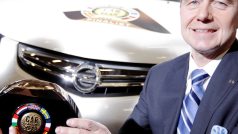 Karl-Friedrich Stracke z firmy Opel přebírá cenu pro vůzu Opel Ampera