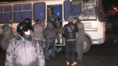 Zadržení demonstranti v Petrohradě skončili v přistavené autobusu