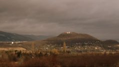 Pohled na Doubravskou horu a Krušné hory z Nové Vsi