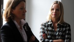 Místopředsedkyně vlády a VV Karolina Peake (vlevo) a místopředsedkyně sněmovny a VV a manželka Víta Bárty Kateřina Klasnová na chodbě soudu