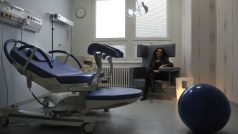 V jihlavské nemocnici byly otevřeny čtyři nové porodní pokoje. Rodičky tam budou moci využívat všechny možnosti alternativních porodů, včetně porodu do vody, vsedě a za pomoci relaxačních prvků