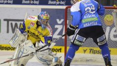 Čtvrtfinále play off hokejové extraligy, 1. zápas, HC Plzeň 1929 - PSG Zlín 10. března v Plzni. Plzeňský útočník Ondřej Kratěna střílí gól zlínskému brankáři Jakubu Sedláčkovi