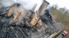 Plameny zničily střechu i horní patro objektu bývalého internátu v Chebu