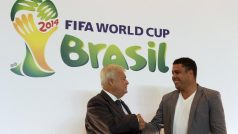 Předseda Brazilské fotbalové konfederace Ricardo Teixeira s fotbalistou Ronaldem