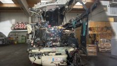 Vrak havarovaného belgického autobusu v garážích dálniční správy ve švýcarském Sierre