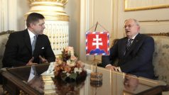 Slovenský prezident Ivan Gašparovič (vpravo) pověřil sestavením nové vlády předsedu strany Směr-SD Roberta Fica