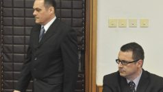 Bývalý krajský radní Jan Stoklasa (vpravo) a Arnošt Kuděla (vlevo) před  Krajským soudem v Ostravě