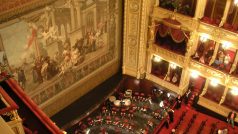 Národní divadlo - pohled na oponu a orchestřiště