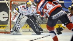 Semifinále play off hokejové extraligy - 1. zápas HC ČSOB Pojišťovna Pardubice - Bílí Tygři Liberec 24. března v Pardubicích. Liberecký brankář Marek Pinc likviduje střelu pardubického hráče Václava Kočího