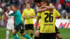Dortmundský fotbalista Shinji Kagawa oslavuje s Lukaszem Piszczekem svůj gól do sítě Kolína