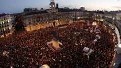 Tisíce lidí ve čtvrtek protestovaly proti reformě pracovního trhu na náměstí Puerta del Sol v Madridu