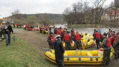 Vodáci těsně před vstupem do raftů a vyplutím