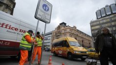 Pracovníci pražských služeb instalovali 2. dubna v okolí dolní části Václavského náměstí nové dopravní značení