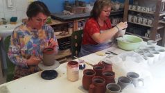 Pracovnice keramické dílny Chráněných dílen Sdružení Neratov