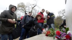 Sdružení Občanská iniciativa Alternativa zdola uspořádalo v parku před pražským hlavním nádražím pietní akt za umrzlé bezdomovce.
