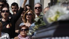 Pohřeb důchodce, který se zastřelil kvůli krizi, přerostl v Aténách v protivládní demonstraci