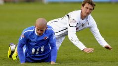 24. kolo první fotbalové ligy FC Hradec Králové - Baník Ostrava, 8. dubna v Hradci Králové. Zleva ostravský Dalibor Vašenda a hradecký Marek Plašil