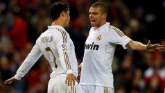 Real Madrid&#039;s Cristiano Ronaldo (L) celebrates with team-mate Pepe after scoring his third goal during their Spanish first division soccer match