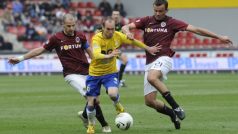 Utkání 25. kola první fotbalové ligy: Sparta Praha - FK Teplice, 14. dubna v Praze. Marek Matějovský (vlevo) a Erich Brabec ze Sparty a Petr Dolejš z Teplic (uprostřed).