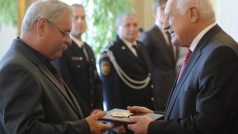 Prezident Václav Klaus předává Jiřímu Skuhrovcovi Zlatý záchranářský kříž