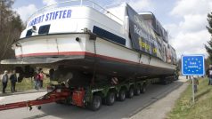Transportní souprava s lodí Adalbert Stifter právě vjíždí do Česka na hraničním přechodu Guglwald - Přední Výtoň