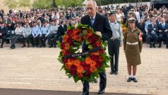 Izraelský prezident Šimon Peres položí věnec během obřadu v Jeruzalémě