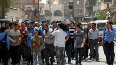 Pozorovatelé OSN na jednom z předměstí syrského Damašku