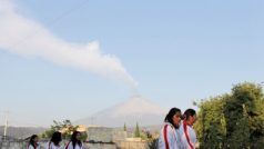 Mexické studentky v San Nicolas de los Ranchos, v pozadí kouřící PopocatépetlMexické studentky v San Nicolas de los Ranchos, v pozadí kouřící Popocatépetl