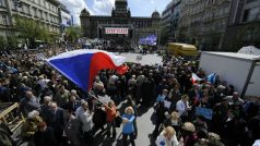 Václavské náměstí zaplnily desítky tisíc účastníků protivládní demonstrace