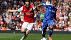 Tomáš Rosický z Arsenalu bojuje s Florentem Maloudou z Chelsea