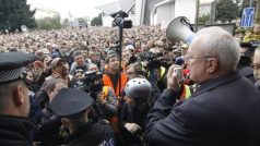 Starosta Břeclavi Oldřich Ryšavý hovoří k demonstrantům