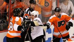 Kapitán Penguins Sidney Crosby (C) v šarvátce s  Claudem Girouxem