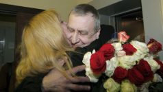 Andrej Sannikau (Sannikov) se po propuštění z běloruského vězení objímá s manželkou